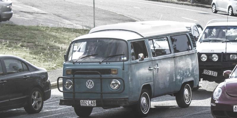 设计服务如何赋能城市公共艺术？平面设计师对接地方文脉的融合策略与社会效应